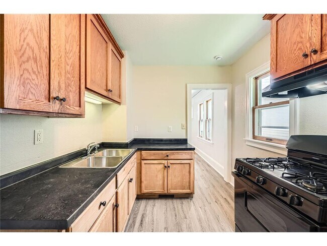 Building Photo - 1083 Western Ave N