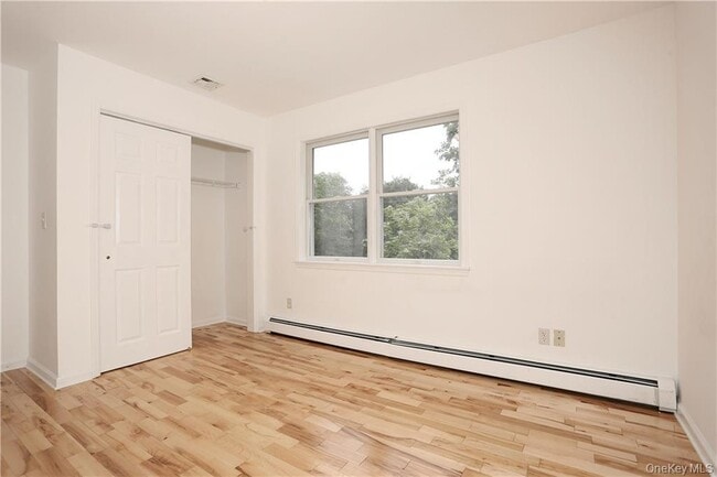 Building Photo - 80 Old Quaker Hill Rd