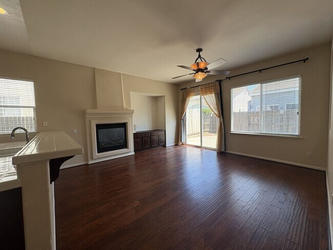 Building Photo - 5637 Lilyview Way