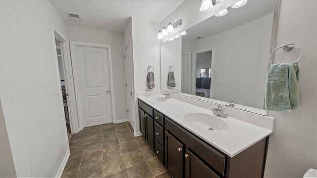 Building Photo - Stylish 3 Bedroom Home in in The Commons – Richmond Hill Living at Its Finest