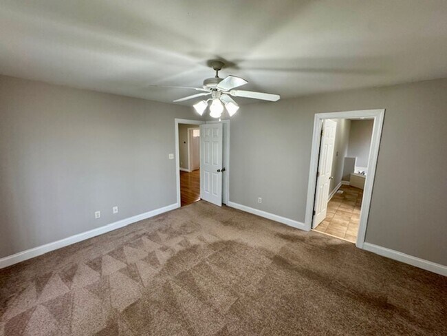 Building Photo - 5 minutes to White Oak!