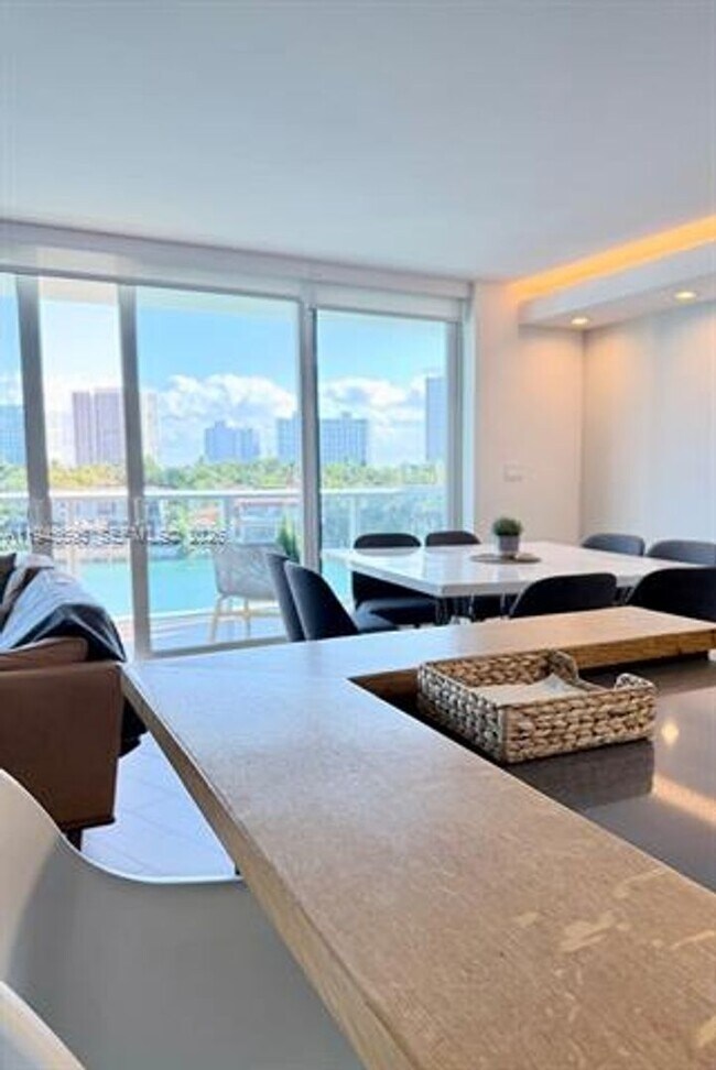 Building Photo - 9821 E Bay Harbor Dr