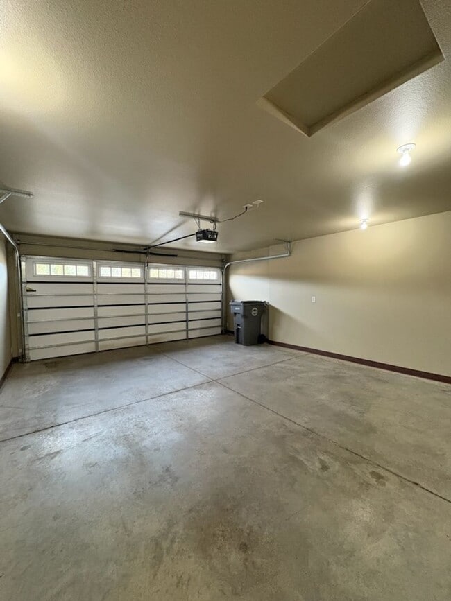 Building Photo - 3 BEDROOM | 2 BATH | GARAGE | NEWER TOWNHOME SUMMERSET