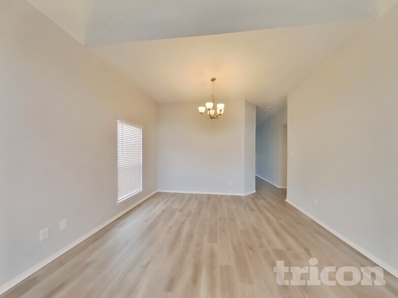 Building Photo - 1700 Bob Dr