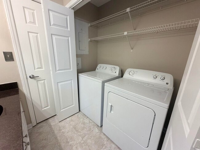 Building Photo - 6517 Valene Ct