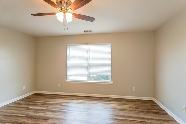 Building Photo - 21898 Eastern Valley Rd