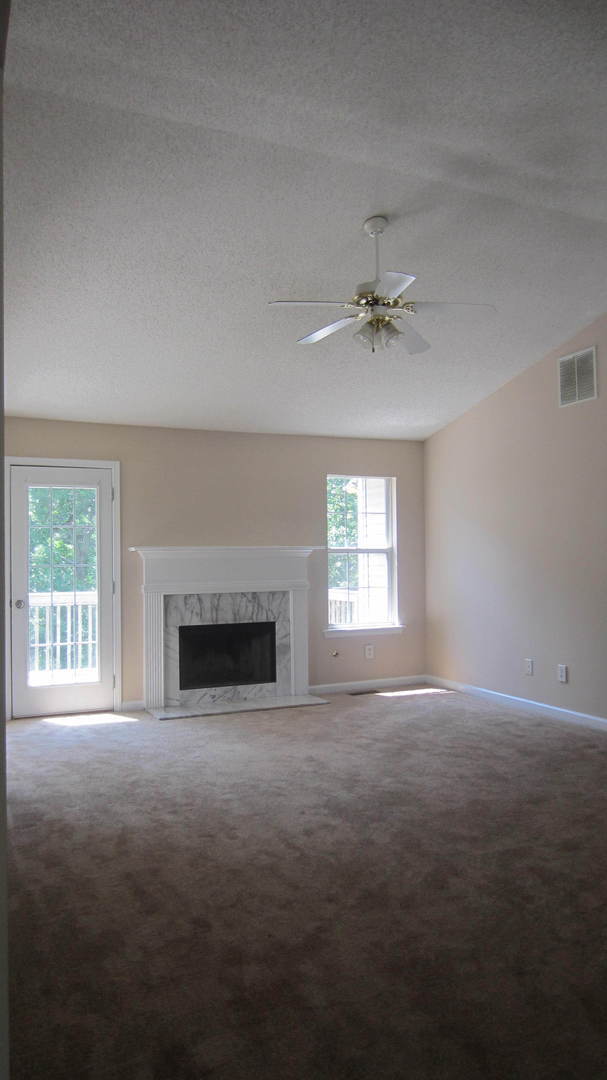Building Photo - MOVE IN TODAY!  Large 4 bed 2 bath with bo...