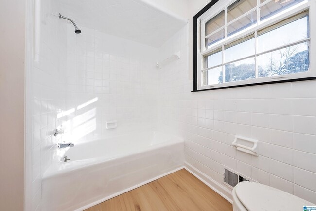 Building Photo - 3338 Crescent Dr