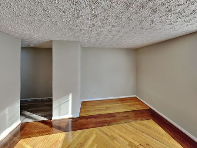 Building Photo - 350 E 12th Ave