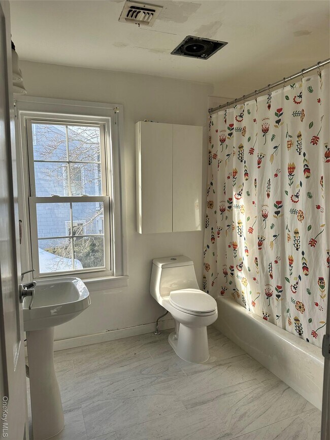 Building Photo - 744 Main St