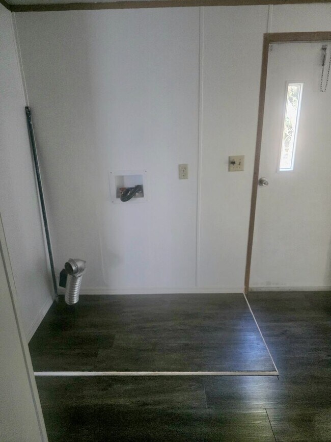 Building Photo - 2 bedroom 2 bathroom home for rent