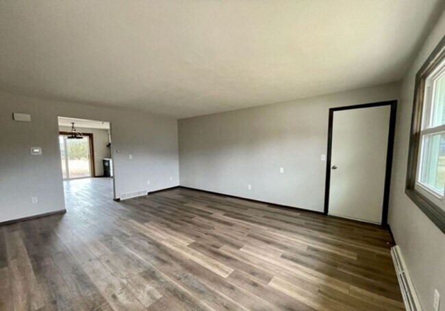 Building Photo - 1352 W Hiawatha Dr