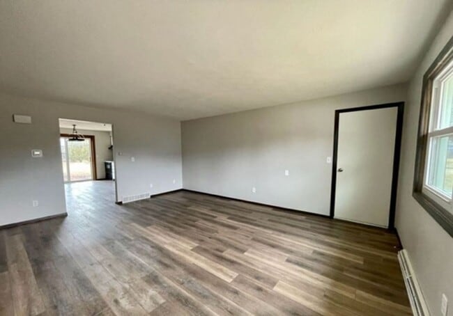 Building Photo - 1352/1354 W. Hiawatha Drive