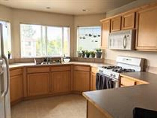 Building Photo - This great condo is a must see!