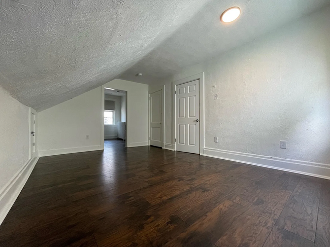 3rd floor rear bedroom, looking towards en suite room - 5859 Nicholson St