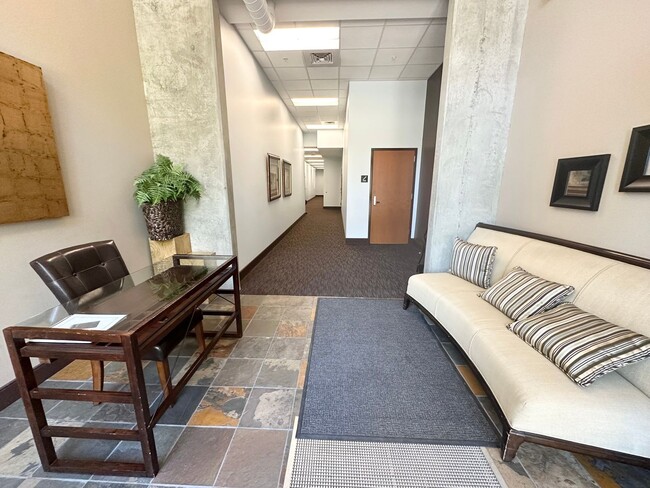 Building Photo - 1 Bedroom, 1 Bath Condo in the Heart of Do...