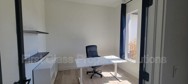 Building Photo - 5001 SW 128th Ct