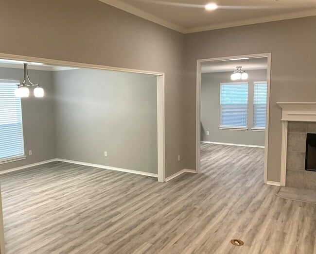 Building Photo - 708 Ridgehill Dr