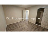 Building Photo - Single level 2 bedroom 1 bath apartment wi...