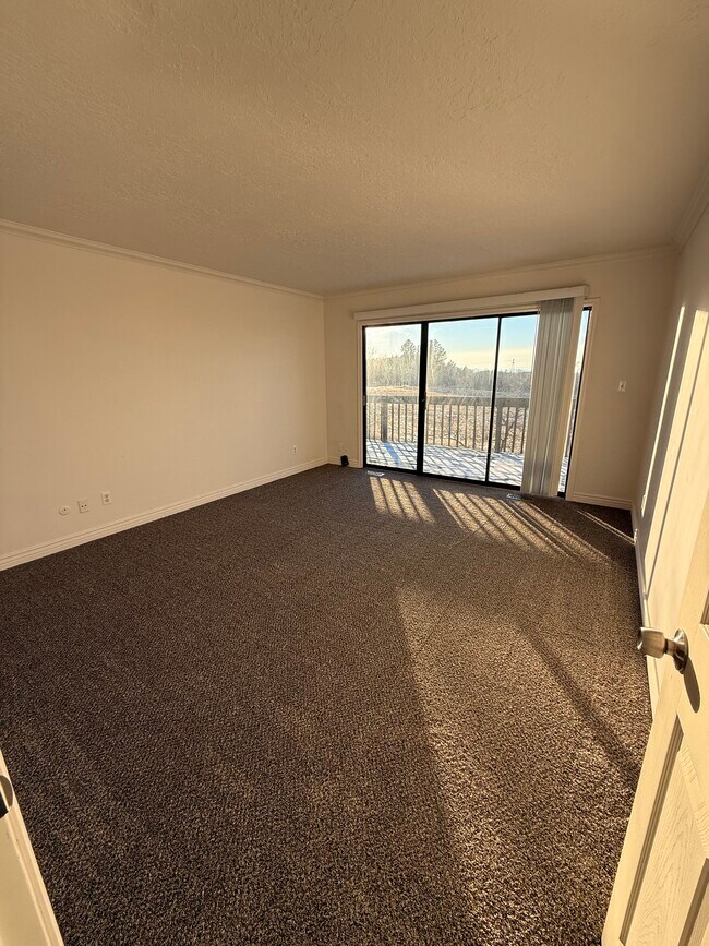 Building Photo - 643 Woodridge Dr