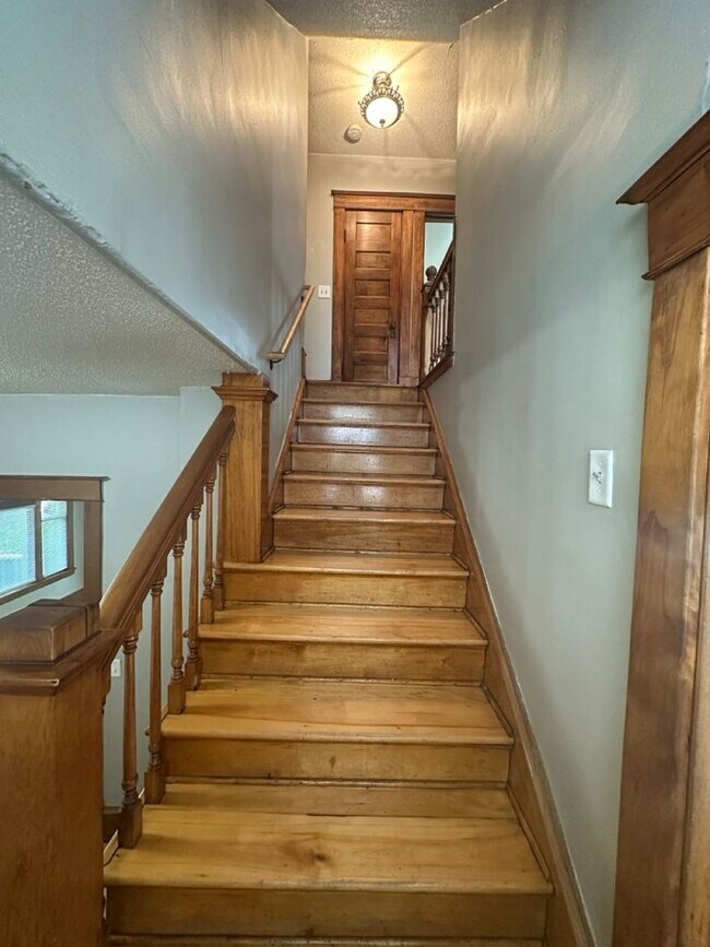 Building Photo - Beautifully Preserved 4 Bed | 2 Bath House in Saint Paul