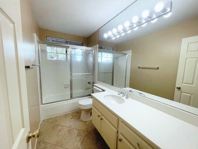 Building Photo - Charming Tustin Haven Available in October!
