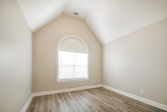 Building Photo - 440 Fairway Ct