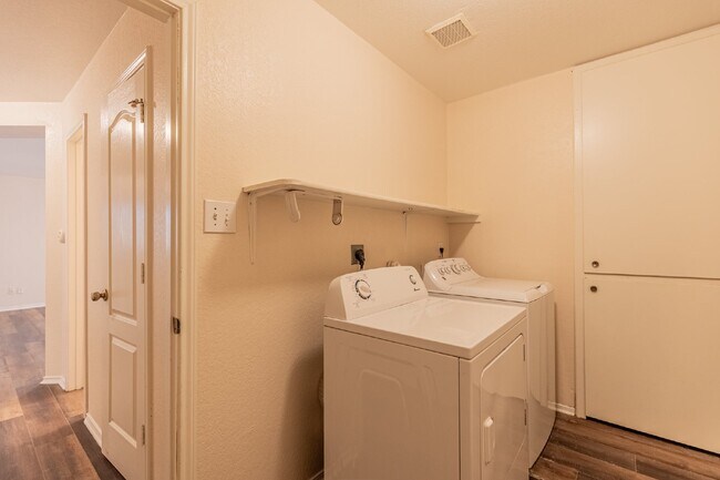 Building Photo - 7910 Lattimer Pond