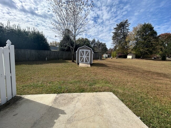 Building Photo - Ready to View! Updated 3/2 Home High Point...