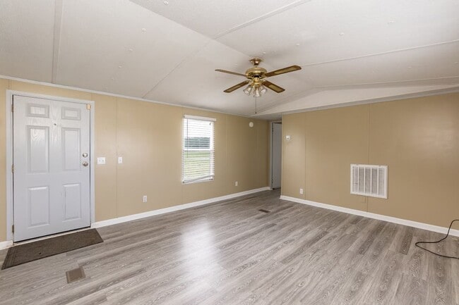 Building Photo - 2 Bed/2 Bath with Plenty of Space!