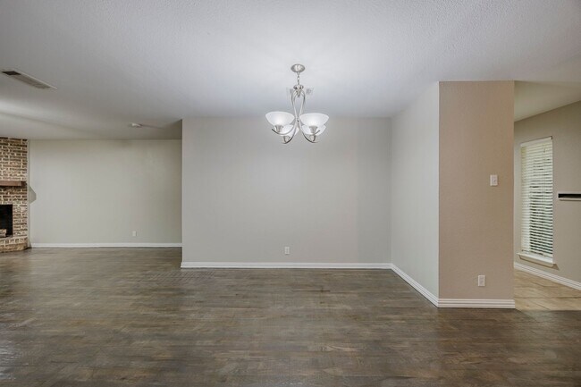 Building Photo - 4 Bedroom, 3 Bath Home Gorgeously Remodeled