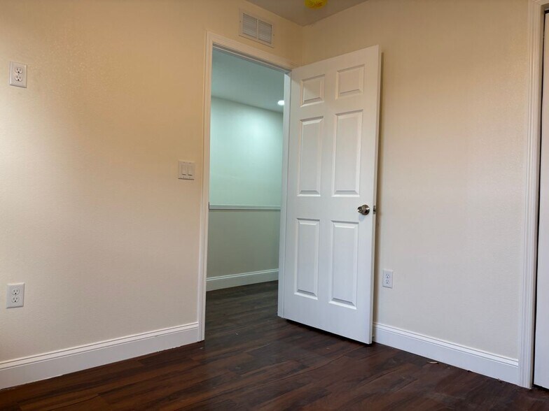 Building Photo - 1702 W Granfield Ave