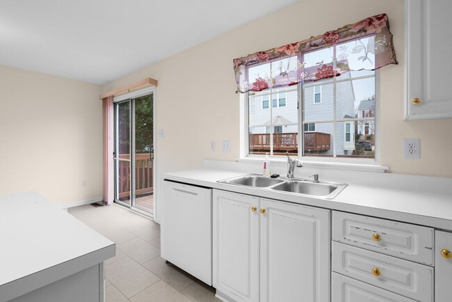 Building Photo - 3 Bed 2.5 Bath - Silver Spring Townhouse -...