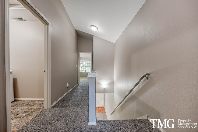 Building Photo - Gorgeous Two Bedroom Townhome in Hillsboro!