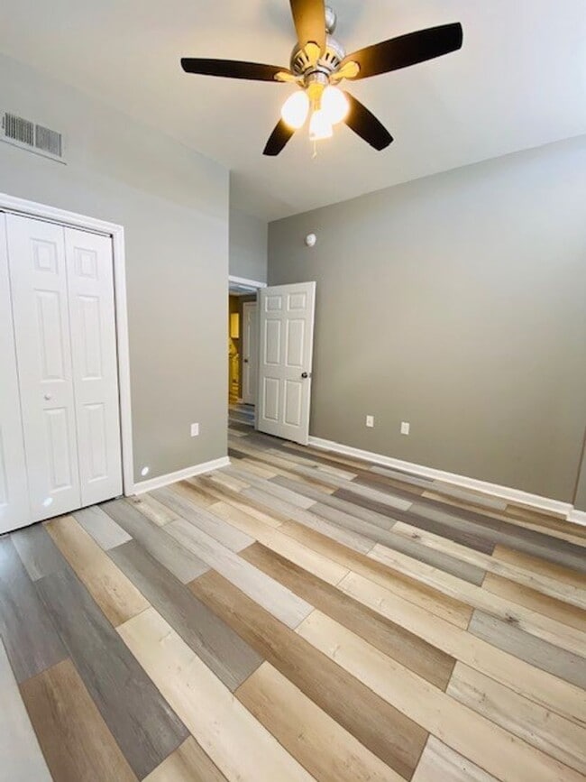 Building Photo - RARE Two Bedroom, Two Bath apartment w/ IN UNIT w/d only 2 blocks off Cumberland Avenue Strip at ...