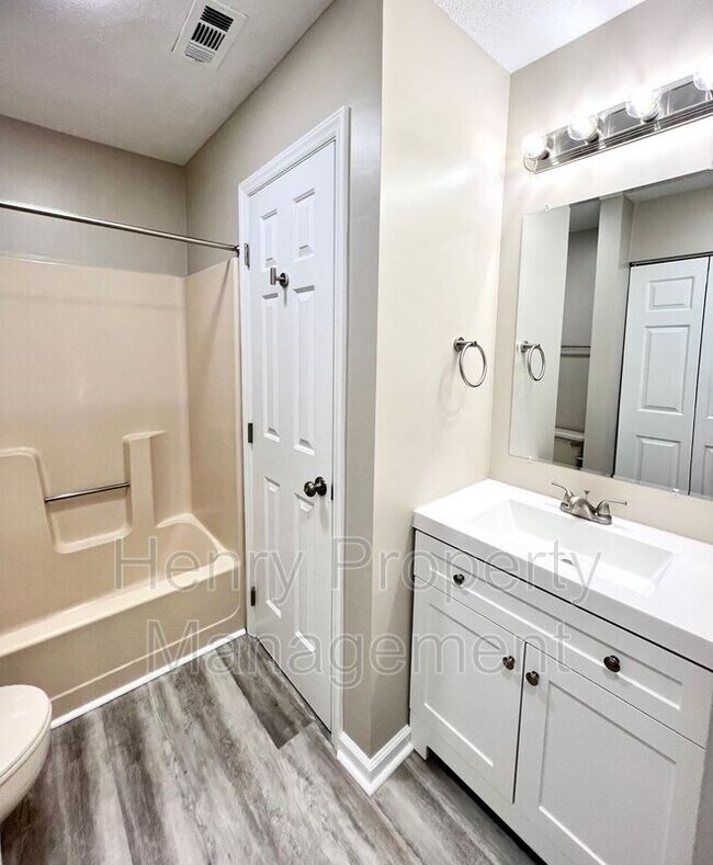 Building Photo - 833 New Kent Pl