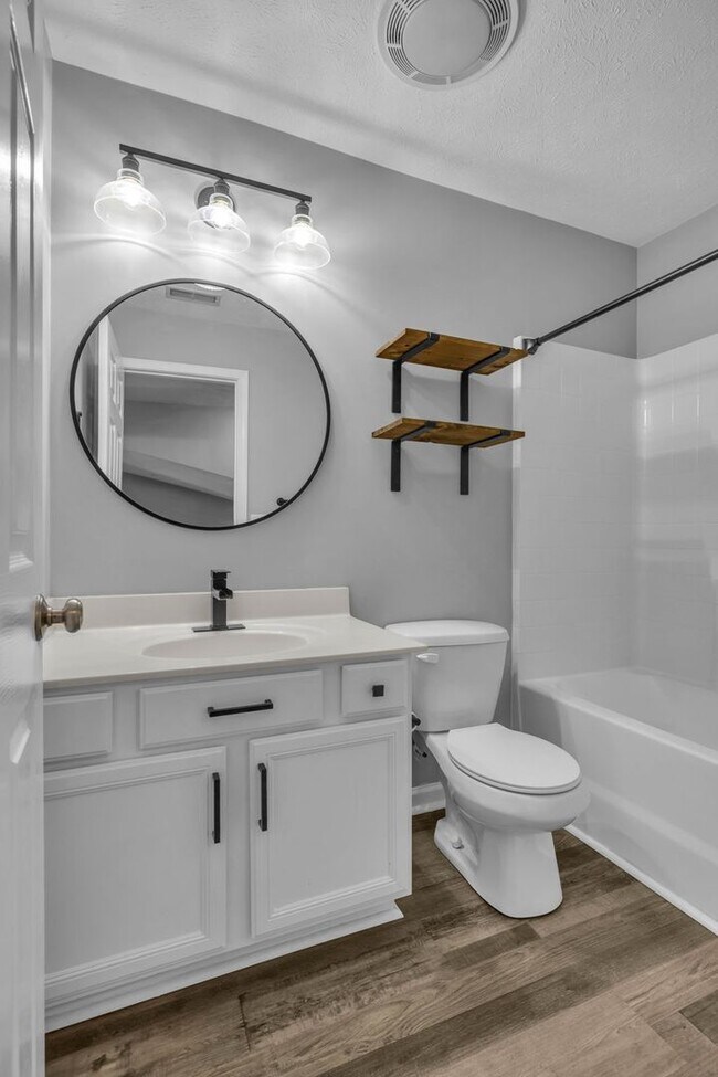 Building Photo - Move-in Ready Townhome in heart of Spring Hill