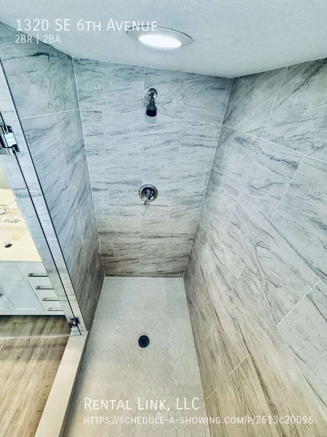 Building Photo - 1320 SE 6th Ave