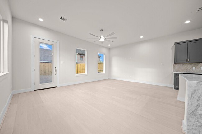 Building Photo - 4525 Davenport St
