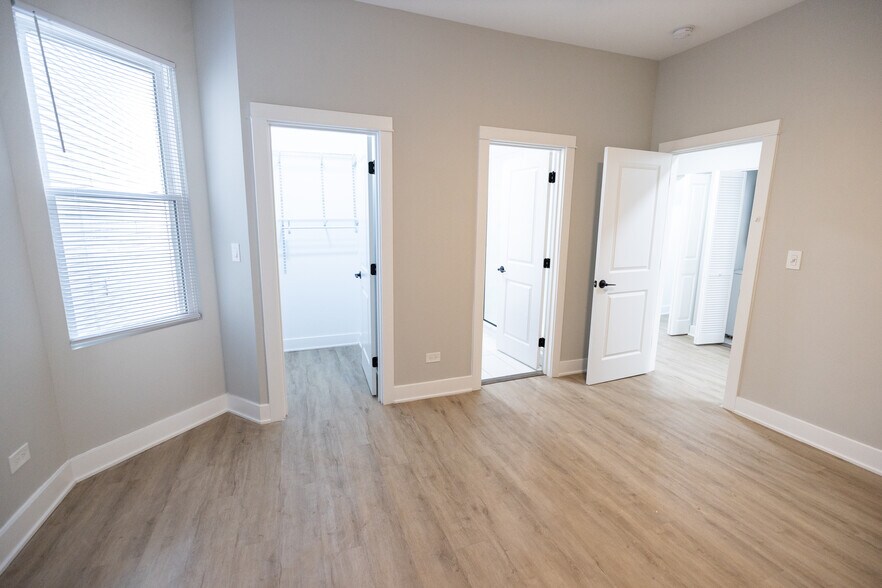 Building Photo - 2175 N Maplewood Ave