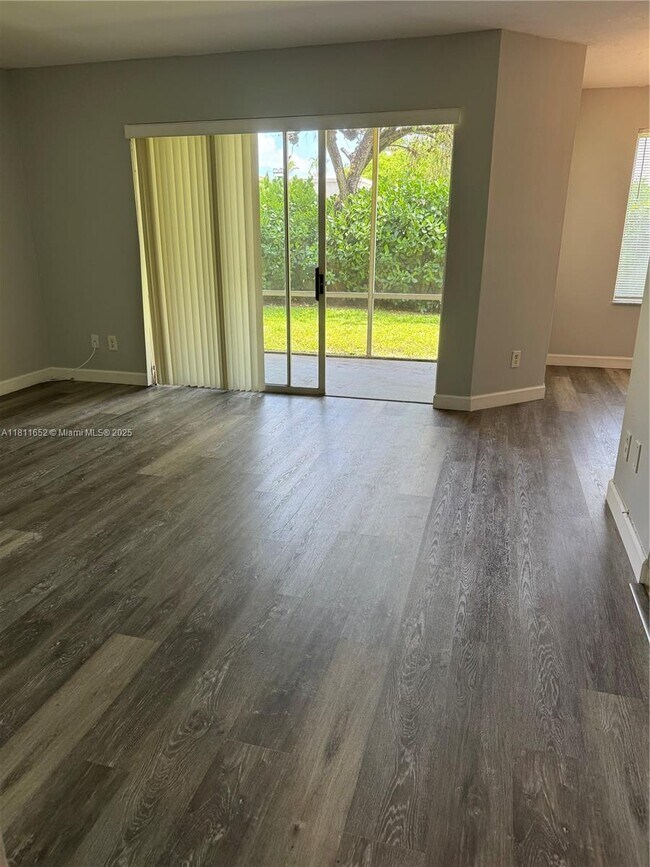 Building Photo - 905 Coral Club Dr