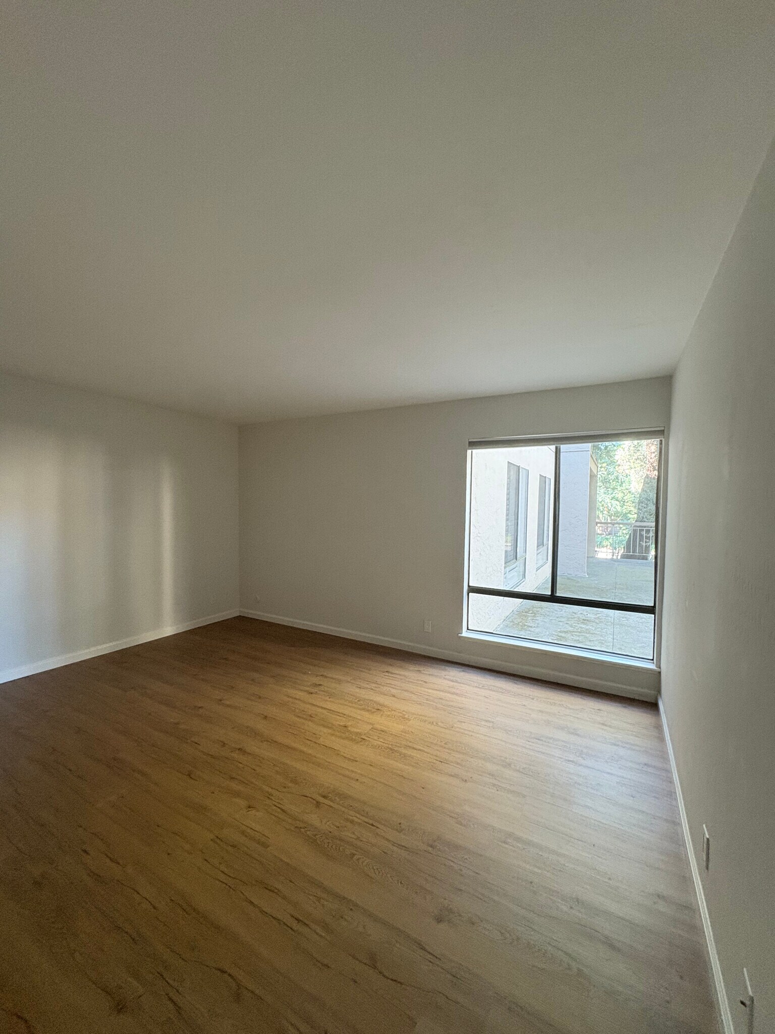 Master bedroom - 350 N Civic Dr