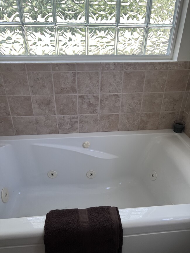 Jacuzzi tub Main Bathroom - 1205 N Parker St