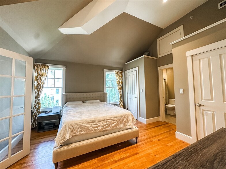 Building Photo - 15 York Pl