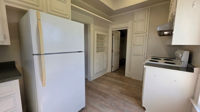 Building Photo - 145 N Kealy Ave