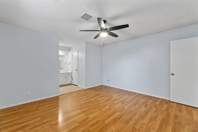 Building Photo - 213 S Silver Dr