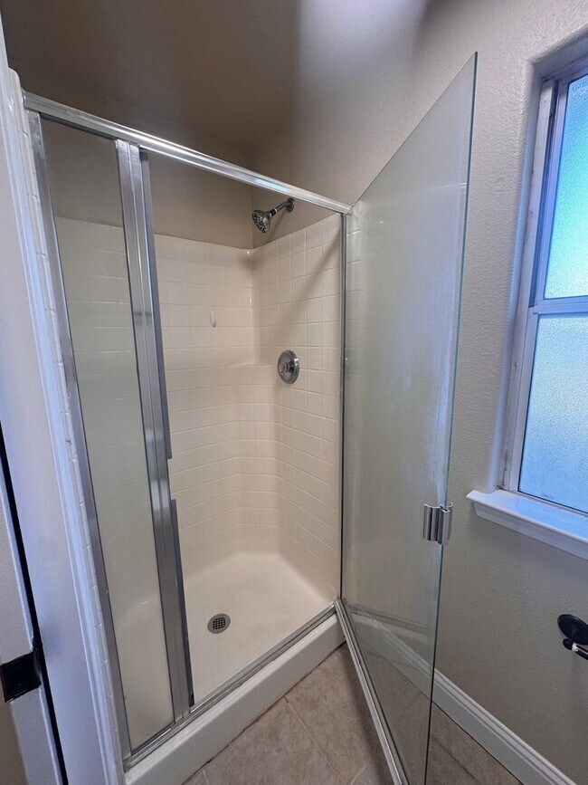 Building Photo - Charming 3 Bed/ 2 Bath Home. AVAILABLE NOW!!!!
