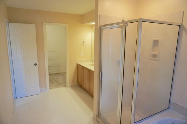 Building Photo - 5 BED | 2.5 BATH | SINGLE FAMILY HOME | BONUS ROOM | 2 CAR GARAGE