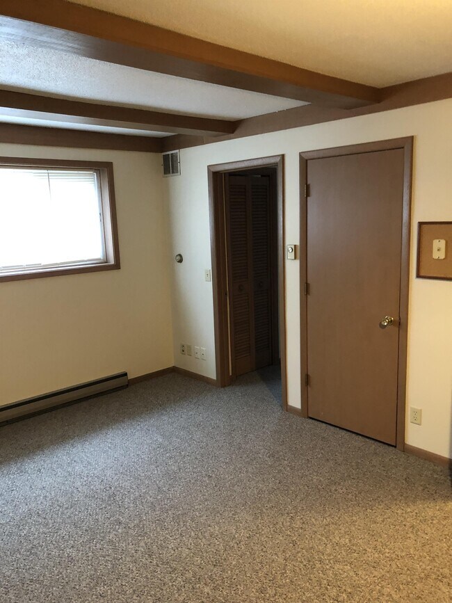 Building Photo - 2012 Cedar St