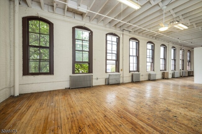 Building Photo - 60 Union St